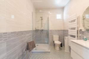 a white bathroom with a shower and a toilet at Appartement indépendant avec jardin in Aix-en-Provence +14 photos