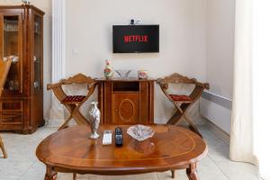 Μια τηλεόραση ή/και κέντρο ψυχαγωγίας στο vintege style apartment