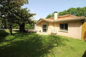 a small house with a tree in the yard at Belle villa calme, parking, jardin, Climatisation in Biarritz
