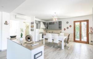 Nhà bếp/bếp nhỏ tại 3 Bedroom Awesome Home In Modica