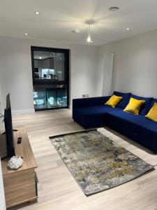Televisyen dan/atau pusat hiburan di Apartment with Terrace in Uxbridge