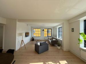 a living room with two chairs and a couch at Modern & Stylish Serviced Apartment in Odense in Odense +7 photos