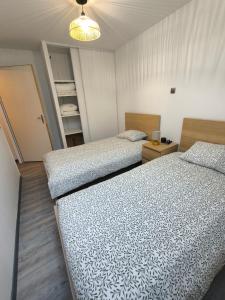 Ένα ή περισσότερα κρεβάτια σε δωμάτιο στο L'étoile de rocroy +3 φωτογραφίες