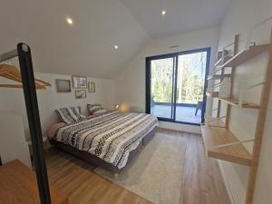 una camera con letto, scala e finestra di Villa Locmaria a Loc-Maria-Plouzané