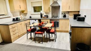 a kitchen with a table and chairs in it at Spacious Ground Floor 2-Bed Flat - Patio, Parking - By Habitats in Southampton