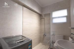 ein Badezimmer mit Waschbecken und Waschmaschine in der Unterkunft Host Prime Grand Apartment in New cairo + 35 Fotos
