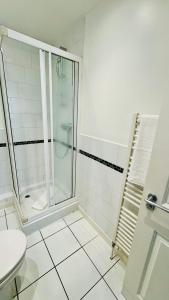 a white bathroom with a shower and a toilet at Spacious Ground Floor 2-Bed Flat - Patio, Parking - By Habitats in Southampton +58 photos