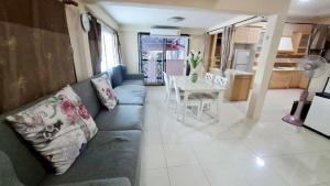 un salon avec un canapé et une table dans l'établissement Araya's House, à Hua Hin