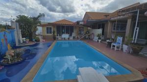 une piscine dans l'arrière-cour d'une maison dans l'établissement Araya's House, à Hua Hin