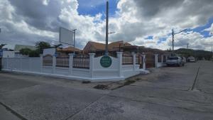 une clôture blanche devant une maison dans l'établissement Araya's House, à Hua Hin