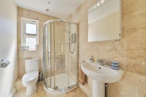 Ένα μπάνιο στο Fabulous seafront house with free parking +22 φωτογραφίες