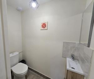 un bagno bianco con un water e un lavandino di Chez eugenie a Génis