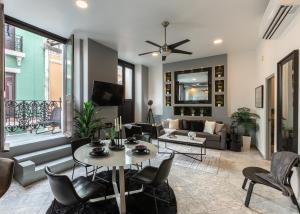 een woonkamer met een tafel en stoelen bij B&W, 2BR, Near Beach, WIFI, AC in Old San Juan in San Juan