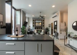 een keuken en een woonkamer met een aanrecht bij B&W, 2BR, Near Beach, WIFI, AC in Old San Juan in San Juan