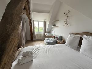 a bedroom with a bed with a towel on it at Le Sablon Blanc - 6pers - Rêve au Mans in Sargé Les Le Mans 