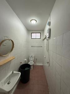 Un baño con lavabo, inodoro y espejo. en k hatyai house, en Hat Yai