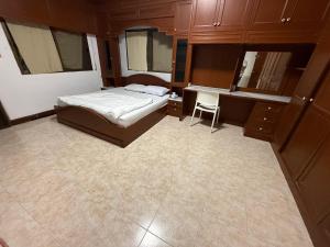 Un dormitorio con una cama, un escritorio y un lavabo. en k hatyai house, en Hat Yai