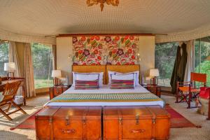 Un dormitorio con una cama grande con cabecero de madera. en Sawai Shivir Ranthambore By TUTC, en Mokholī