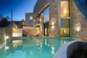 una casa con piscina por la noche en Mare e Pietra - Villa Mare, en Pefkali
