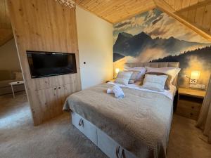 Giường trong phòng chung tại Czarna Perła Czorsztyn, Sauna i Jacuzzi, blisko jeziora i ścieżki rowerowej Velo