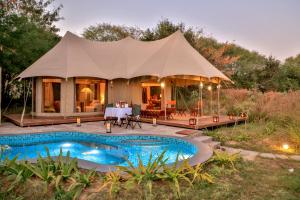 Tienda con piscina frente a una casa en Sawai Shivir Ranthambore By TUTC, en Mokholī