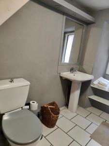 Et badeværelse på Petite maison en pierre + 2 billeder