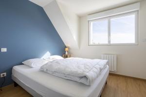 ラ・フォレ・フエナンにあるRésidence des Saulesの白いベッドと窓のある寝室 +57枚の写真