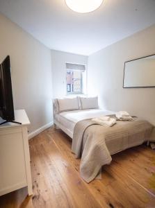 um quarto com uma cama e uma TV de tela plana em The Perfect location em Moffat