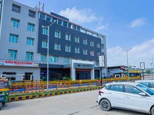 Un coche blanco aparcado delante de un edificio en Max Hotels Prayagraj, en Allahābād