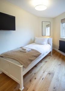 um quarto com uma cama branca e uma TV de tela plana em The Perfect location em Moffat mais 25 fotografias