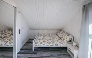 LalikiにあるAmazing Home In Lalikiのベッドと十字架のある白い部屋