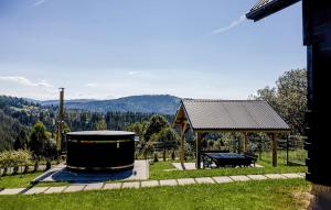 LalikiにあるAmazing Home In Lalikiの庭の展望台