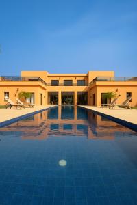 Bazén v ubytování Villa Naima Piscine & Détente nebo v jeho okolí