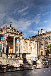 um prédio com um banco na frente em The Perfect location em Moffat