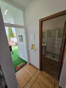a room with a door and a view of a yard at Antonia Rural House in Tacoronte