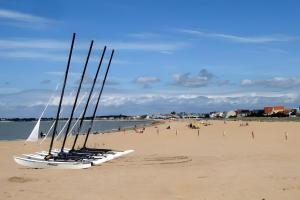 - un groupe de bateaux assis sur la plage dans l'établissement Cottage Chaleureux Proche Ocean, à Salles-sur-Mer