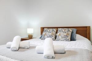 Un dormitorio con dos camas con toallas encima. en Echoes of Nature, en Sete Cidades