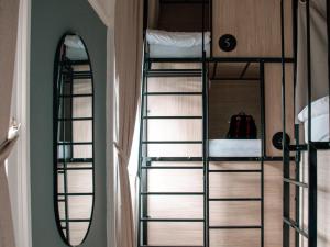 una habitación con literas y un espejo en Gardiner House Hostel, en Dublín