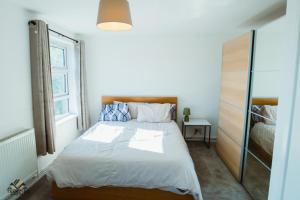 Giường trong phòng chung tại Modern 2 bedroom Terrace