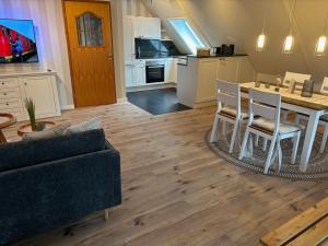 una sala de estar con un sofá y una mesa en Balkon Hüs, en Alkersum