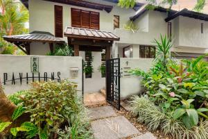 Zahrada ubytování Far Pavilions Villa A, Luxe 2-BR Hillside Escape