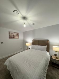 Katil atau katil-katil dalam bilik di Apartment with Terrace in Uxbridge
