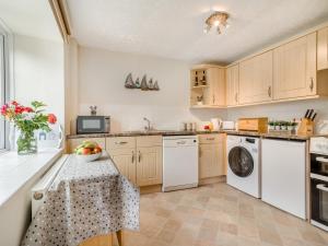 eine Küche mit einem Tisch mit einer Obstschale darauf in der Unterkunft 2 Bed in Bridport 58848 in Powerstock