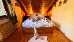 a small bedroom with a bed with towels on it at Chalet Stravedo by Ca-Sa Check in Villanova