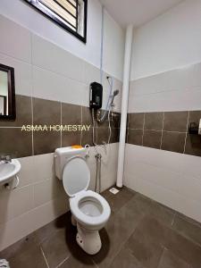 a bathroom with a toilet and a sink at Asmaa Homestay Kota Masai Pasir Gudang in Pasir Gudang