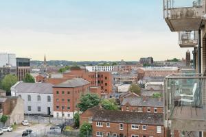 ベルファストにあるModern City Centre Apartmentの建物から見た街の景色