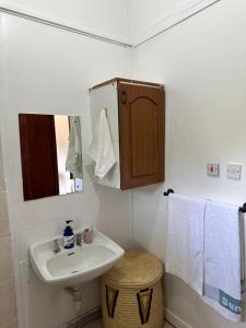 Ένα ή περισσότερα κρεβάτια σε δωμάτιο στο Karen Cottage with Private Garden WiFi +39 φωτογραφίες