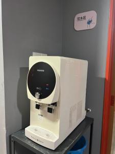 ジョホールバルにあるMy Capsule Hotelのコーヒーメーカー(客室内の棚に座る)