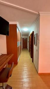 Μια τηλεόραση ή/και κέντρο ψυχαγωγίας στο San Marcos Frontline