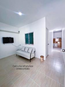 Μια τηλεόραση ή/και κέντρο ψυχαγωγίας στο Tim House Thalang